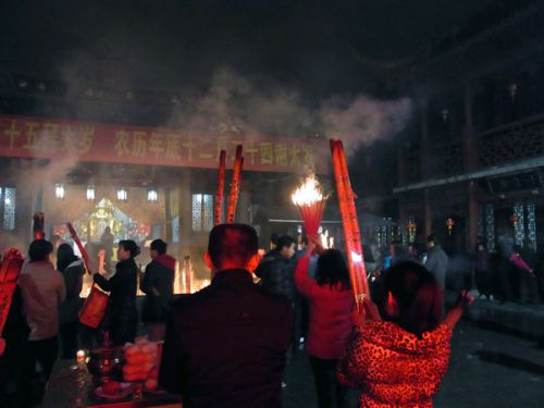 お香が松明のように燃えています