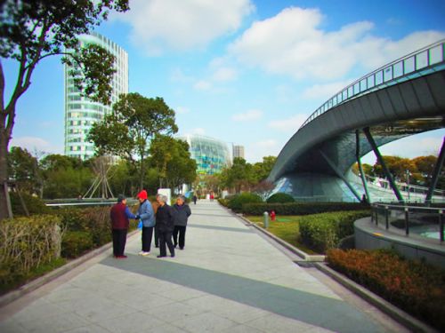 「大家好（ダーガーホー：みなさんこんにちは）」と挨拶しあうお年寄り