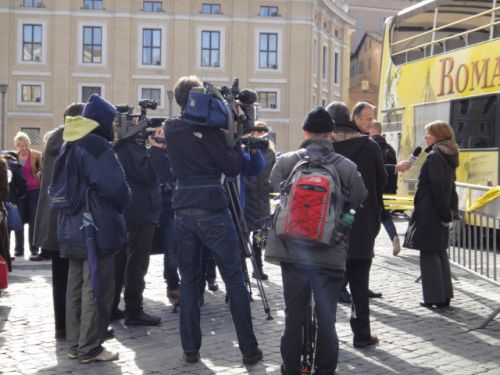 インタビューするTVクルー