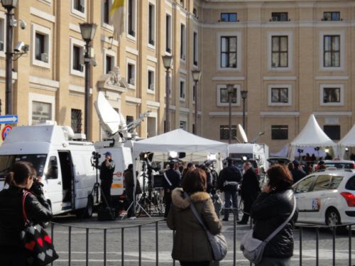 TVクルーと警察官がいっぱい