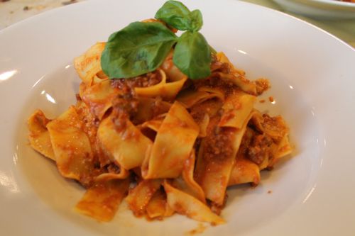 レストランで出てきた太めのパスタ　トマトソースが絶妙！