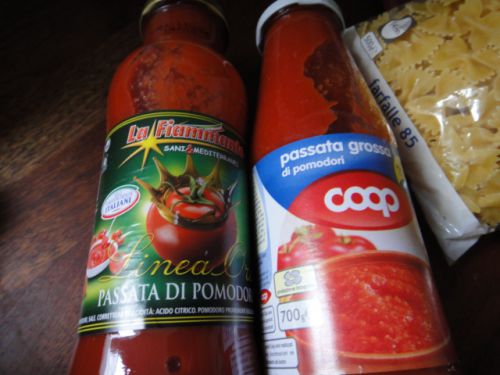 トマトソースも買って帰って、ピザやパスタに使います