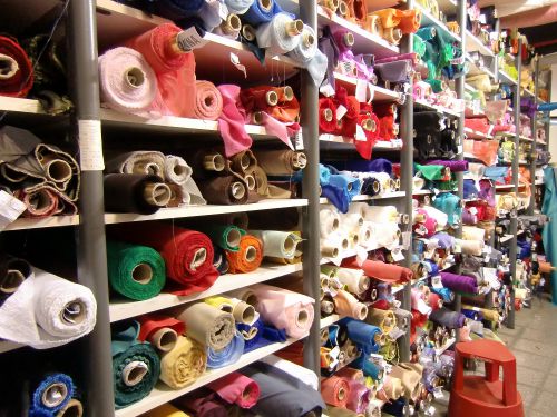 色々な用途に別れた生地が並んでいました。