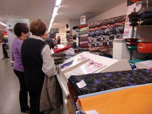 次々とお客さんが注文するので大忙しの店員さん達でした。