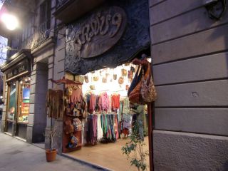 自作の洋服を売る個人店が、バルセロナ市街には数多くあります。