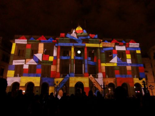 今にも崩れそうな積み木で作った建物に変化したバルセロナ市庁舎