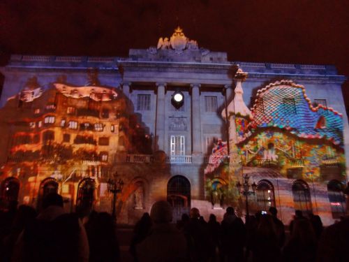 出ました！ガウディの傑作。カサ・ミラ（左）カサ・バトリョ（右）