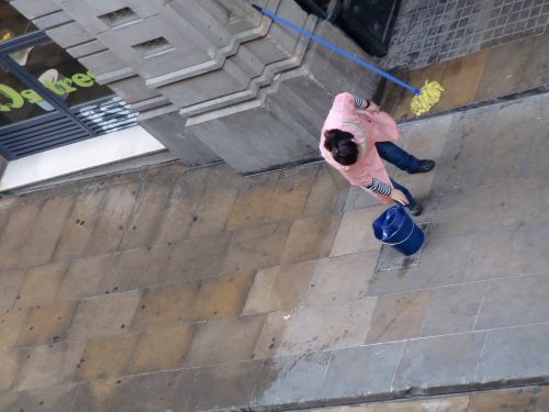 バケツを歩道の真ん中に置く人もいるので、危ないのです。