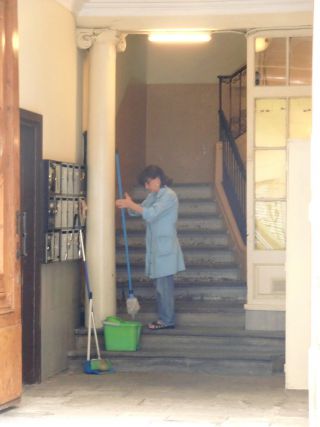 大抵の住宅は、建物内の公共部分を掃除する人が雇われています。