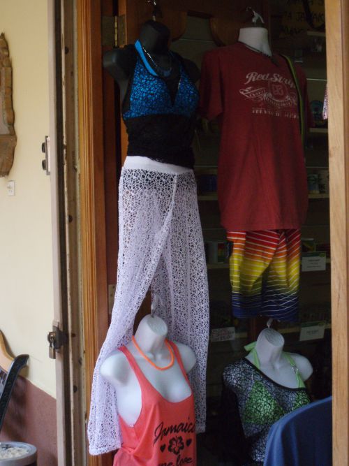 メッシュのような服も…。一体誰が着るのでしょうか。