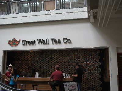 １５０種のお茶が壁一面に並ぶのは圧巻