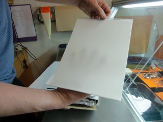 A4サイズほどの砂糖から出来た用紙。厚みは2~3ミリ