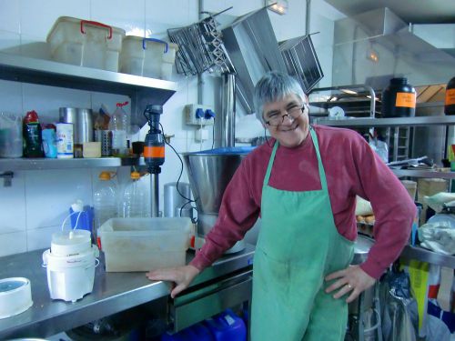 ケーキを作る職人さんのEnriqueアンリック氏は楽しそうに働いていた。