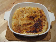 自分でも初めて作ってみたハッシュブラウン・キャセロール。コーンフレークがなかったので、クラッカーで代用