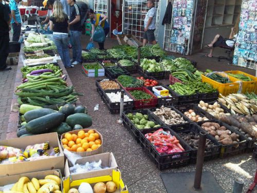 サトイモや瓜など、アジアの野菜も手に入ります。