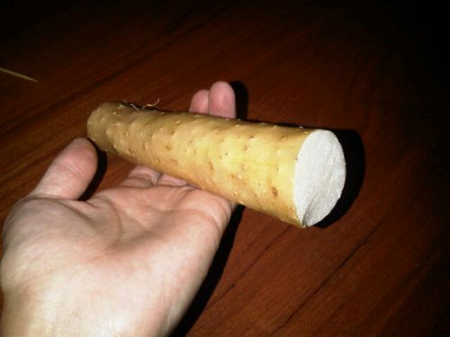 「長いも」を買ってみました。日本の長いもに比べ、細くて元気がなさそうでしたが、味は長いもでした。