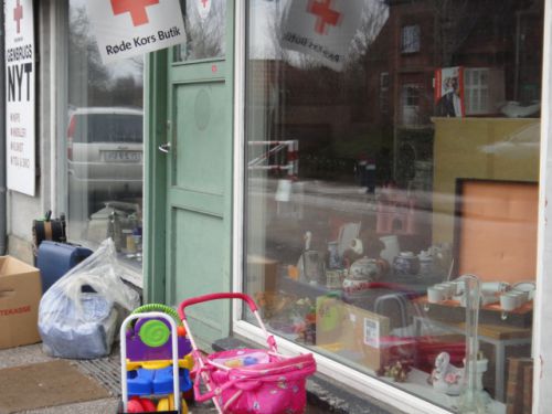 雑貨から食器まで、ブランドものもあります。