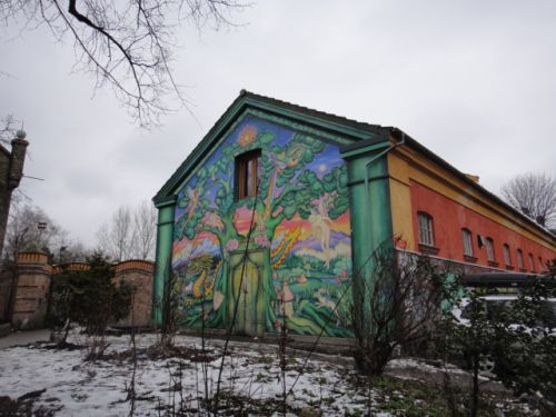 壁には落書きアートがたくさん