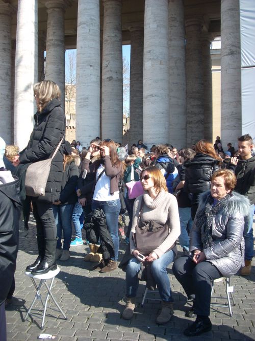 広場内で、教皇を見る為に準備万端の人達