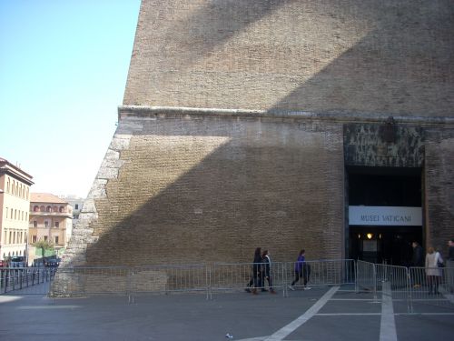 謁見中の奇跡？バチカン美術館の入口に長蛇の列はなし！