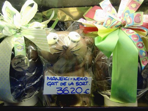 まねき猫のチョコレート。高さ約22cmで36.30ユーロ/約4500円