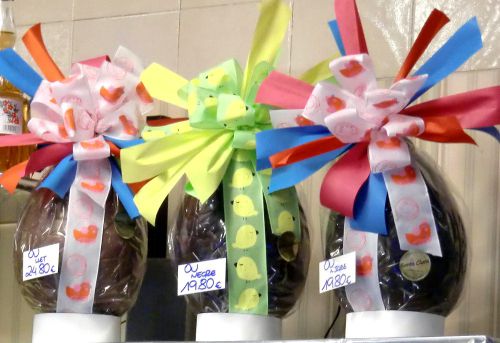 イースターのための卵のチョコが街のあちこちに飾られて華やかです。