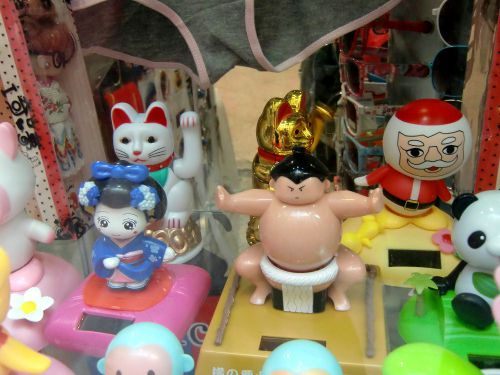 雑貨屋さんのショーウインドーにて