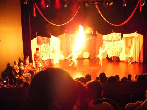 サンパウロの劇場の舞台で天井に届きそうなくらいの火を噴く演技をする役者