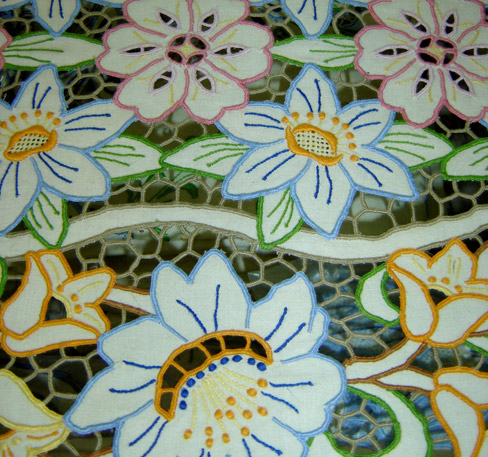 美しい色合いと、独特なデザインが特徴