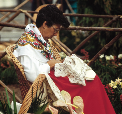 刺繍製作に余念がない、マデイラ島の地元女性。