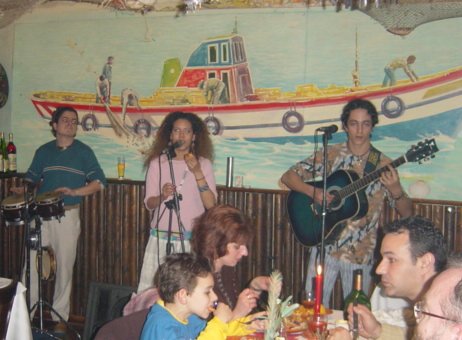 レストランで、ファドのライブを体験できる。