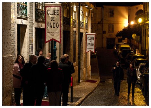 賑わう、ファド・ハウスの入り口。