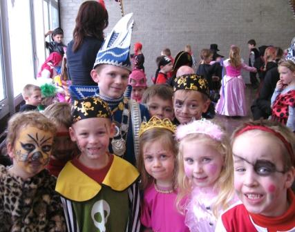 どの子も、違う衣装で登校しなくてはいけない。