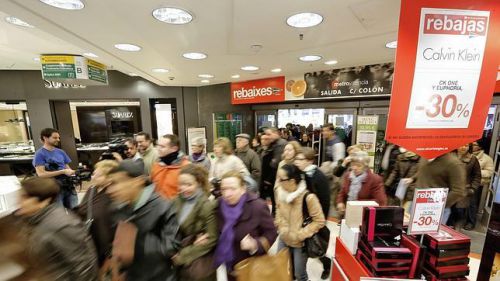 毎日曜営業を発表したスペインのデパートEl Corte Inglés（エル・コルテ・イングレス）ではバーゲン期間ということもあって多くの人が初めての日曜営業に詰めかけた。