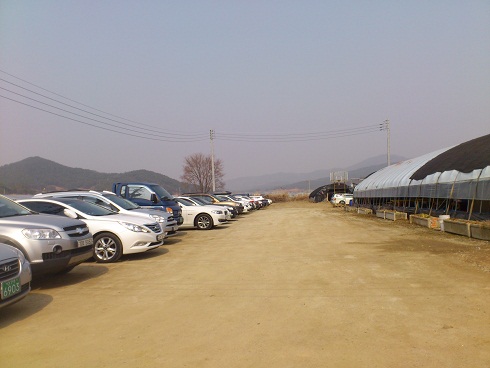 お昼過ぎに到着すると、既に団体客で駐車場も一杯でした