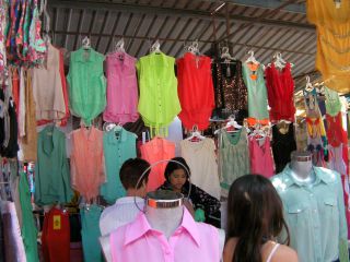 透け素材のふんわりトップス、も色がすごい