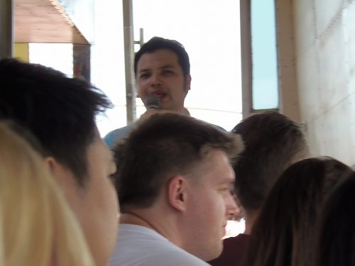 ツアーボートの中ではガイドが見所の説明をしてくれます