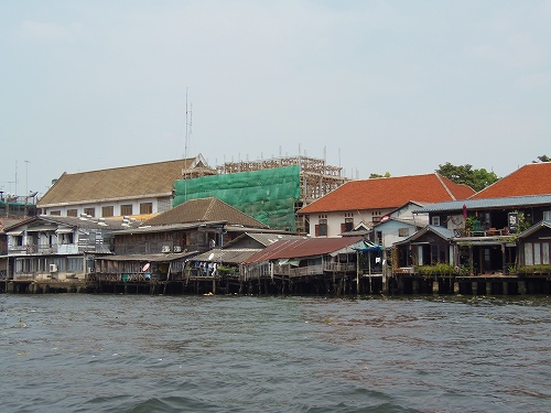 川岸で生活する人は多い