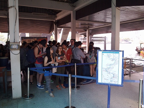 ボートの到着を待つ長い列