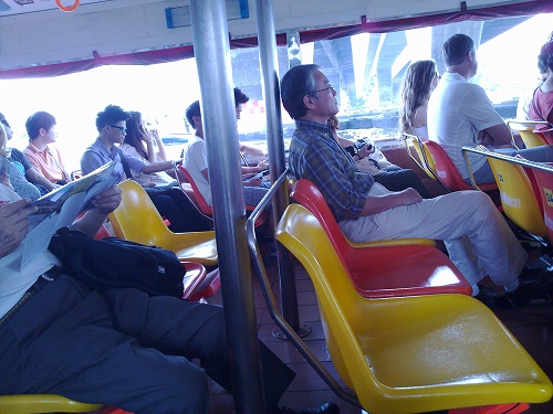 大きなサイズのボートなら中の座席も余裕です