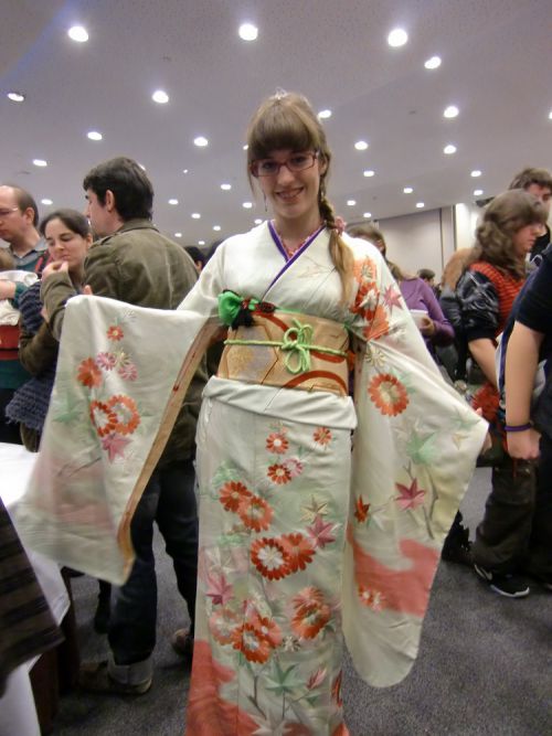 バルセロナ餅つき大会では、外人客が上手に着物を着て来場。