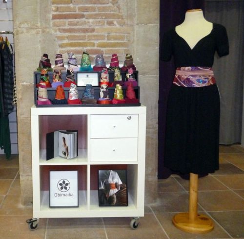 日本の帯をヒントに、洋服と合わせる「帯風ベルト」が人気上昇中。