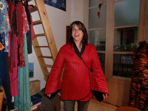 知人が着ているコートも、日本の着物を意識してデザインしたモノだそうです。