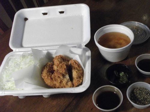 家族のためにお持ち帰りしたヒレかつセット。大好評でした。