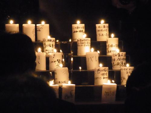 311の形に並べられた祈りのキャンドル