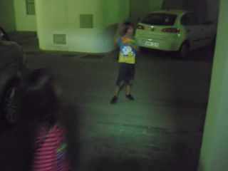 ドラえもんのシャツを着てる近所の男の子