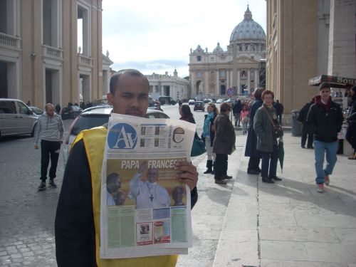 サ・ピエトロ寺院前大通りで新聞を売る売り子