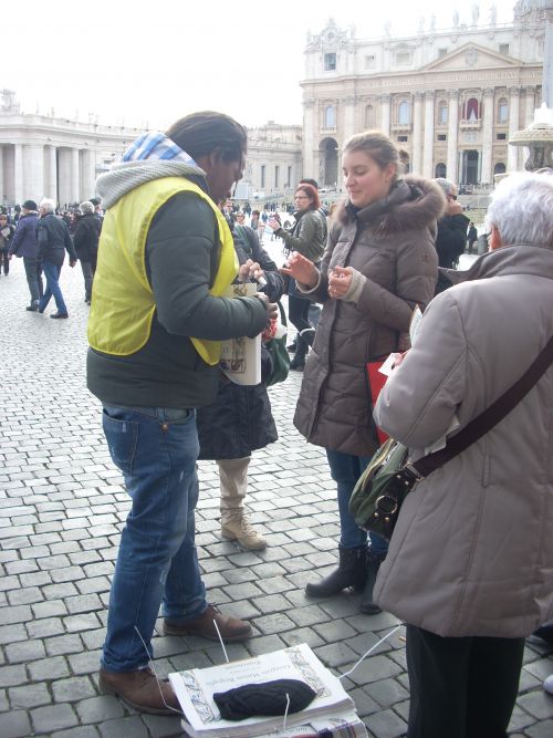 売切れ続出バチカン市国刊行新聞特別販売に群がる人々