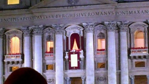 フランチェスコ新教皇がバルコニーに現れメッセージを送る