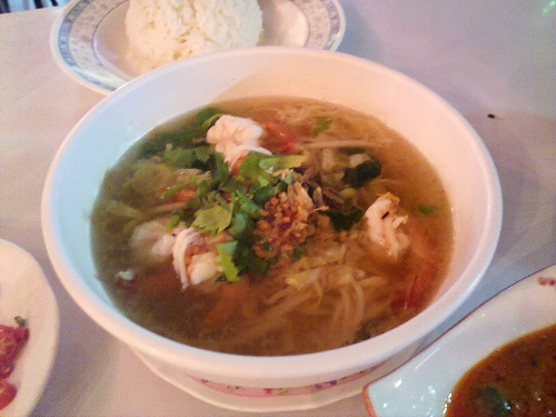 麺類にももちろんチリがのってくる（赤っぽいのがチリ）